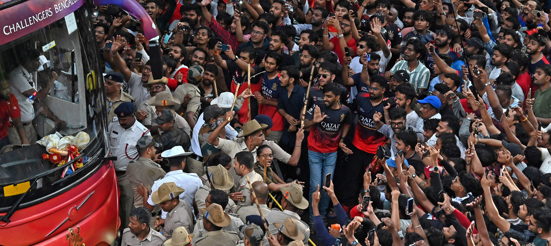 Massive crowd surrounds RCB team bus during IPL 2025 victory parade amid security concerns in Bengaluru